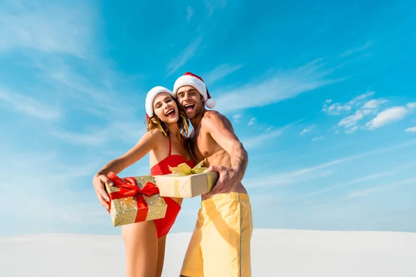Sexy Smilende Kjæreste Kjæreste Som Holder Gaver Stranden Maldivene – stockfoto