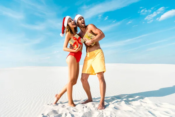 Sexy Smiling Girlfriend Boyfriend Holding Gifts Beach Maldives — Stock Photo, Image