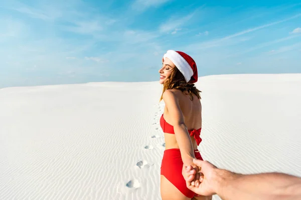 Corte Vista Namorado Segurando Mão Sexy Namorada Santa Chapéu Praia — Fotografia de Stock