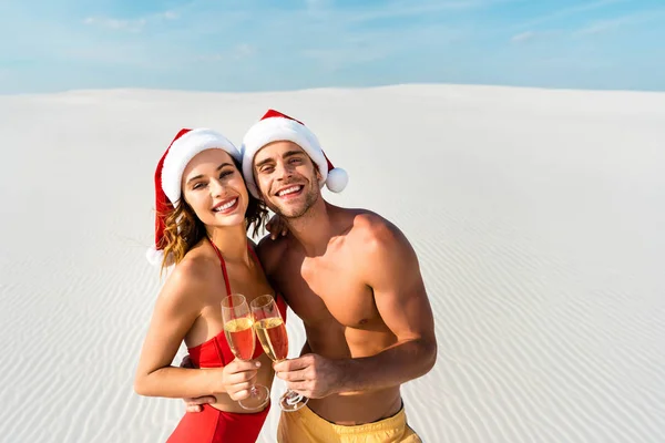 Sexig Flickvän Och Pojkvän Klinkande Med Champagneglas Och Kramar Stranden — Stockfoto