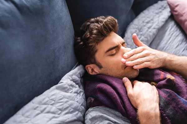 Zieke Knappe Man Sjaal Met Gesloten Ogen Liggend Bed — Stockfoto