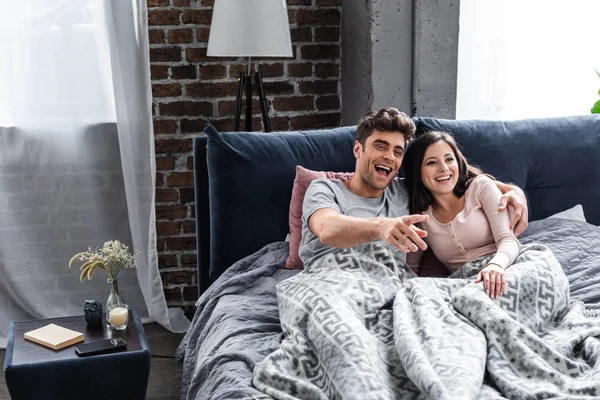 Aantrekkelijke Vriendin Knap Vriendje Knuffelen Wijzen Met Vinger — Stockfoto