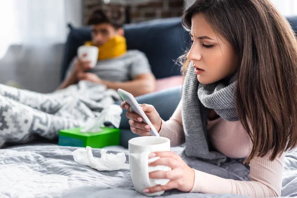 Messa Fuoco Selettiva Della Ragazza Malata Possesso Una Tazza Utilizzando — Foto Stock