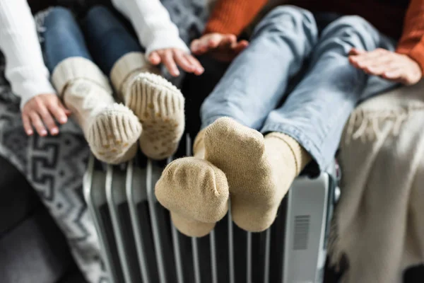 Bijgesneden Uitzicht Van Vriendin Vriendje Opwarmen Buurt Verwarming — Stockfoto