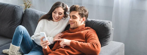 Tiro Panorâmico Namorada Namorado Suéteres Olhando Para Smartphone — Fotografia de Stock