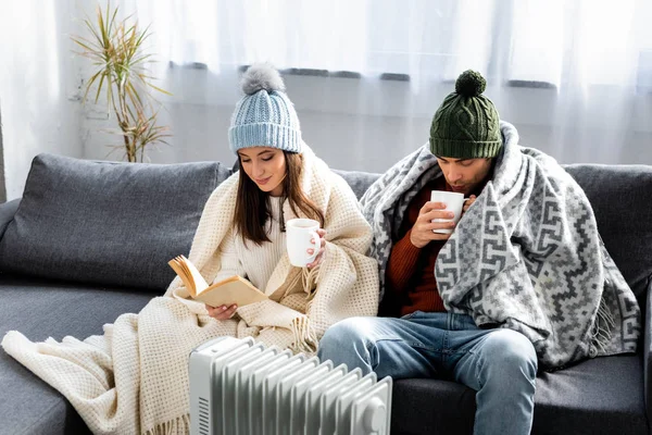 Attractive Girlfriend Reading Book Boyfriend Winter Outfit Cup Warming Heater — Stock Photo, Image