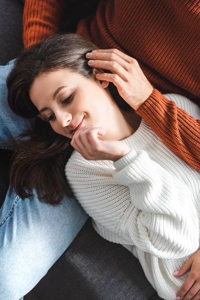 Top View Attractive Girlfriend Sweater Smiling Lying Knees Boyfriend — Stock Photo, Image