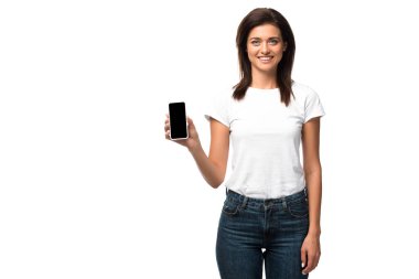 Beyaz ekranlı akıllı telefon gösteren neşeli kadın, beyaz ekranda izole edilmiş.