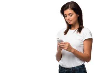 Akıllı telefon kullanan güzel genç bir kadın, beyazda izole edilmiş.