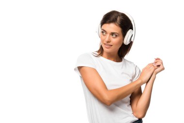Kulaklıkla müzik dinleyen, beyaz tenli güzel genç bir kadın.