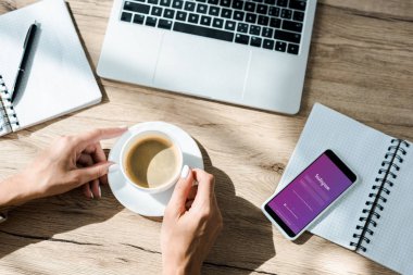 Kyiv, Ukrayna - 10 Eylül 2019: Instagram uygulamalı bir fincan kahve, dizüstü bilgisayar ve akıllı telefon ile serbest görüşü 
