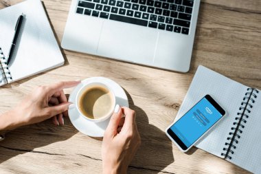 Kyiv, Ukrayna - 10 Eylül 2019: Skype uygulamalı bir fincan kahve, dizüstü bilgisayar ve akıllı telefon ile serbest görüşü 