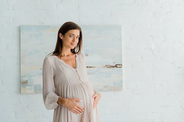 Mulher Grávida Feliz Tocando Sua Barriga Casa — Fotografia de Stock