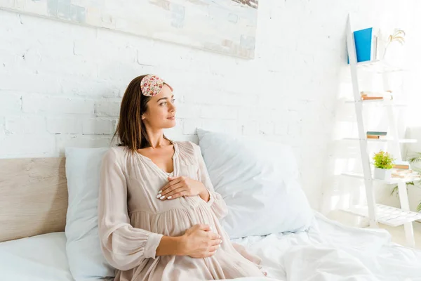 Mujer Embarazada Con Máscara Para Dormir Tocándose Vientre Mientras Está — Foto de Stock