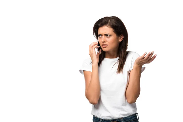 Verwirrte Junge Frau Spricht Auf Smartphone Isoliert Auf Weiß — Stockfoto
