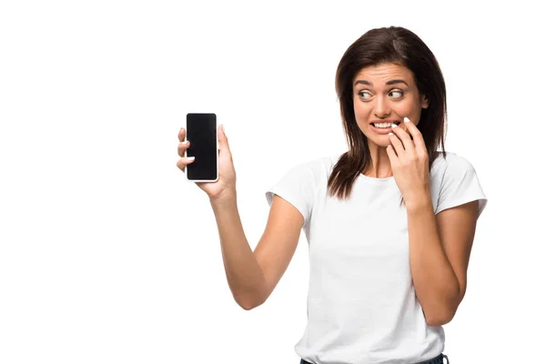 Όμορφη Έκπληκτη Γυναίκα Δείχνει Smartphone Κενή Οθόνη Απομονώνονται Λευκό — Φωτογραφία Αρχείου