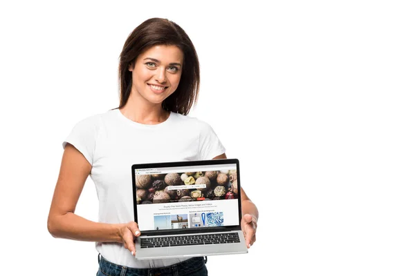 Quiiv Ucrânia Setembro 2019 Bela Mulher Sorridente Mostrando Laptop Com — Fotografia de Stock