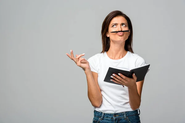 Mujer Joven Pensativa Sosteniendo Pluma Cuaderno Aislado Gris — Foto de Stock