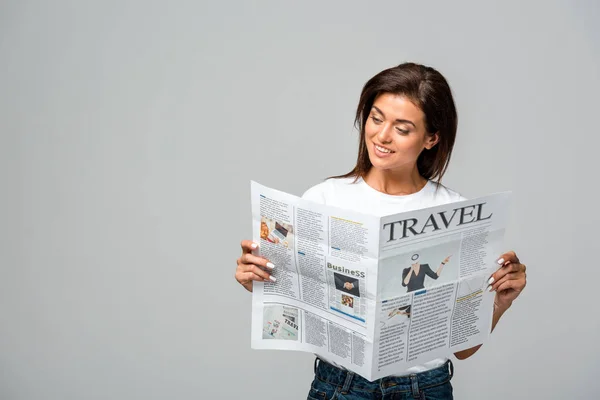 Attraente Donna Sorridente Leggere Giornale Viaggio Isolato Grigio — Foto Stock