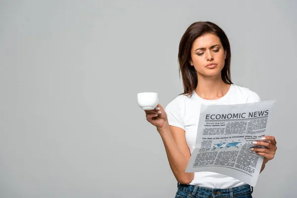 Mooie Verwarde Vrouw Met Koffiebeker Tijdens Het Lezen Van Economische — Stockfoto