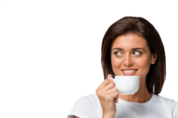 Sorridente Donna Bruna Che Tiene Mano Una Tazza Caffè Isolata — Foto Stock