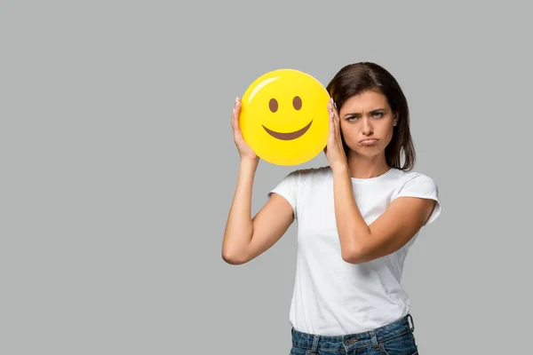 Quiiv Ucrânia Setembro 2019 Mulher Chateada Segurando Emoji Sorridente Amarelo — Fotografia de Stock