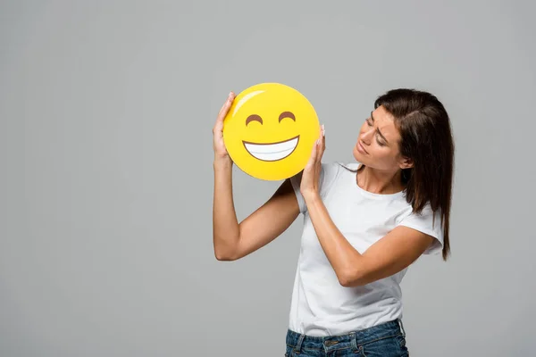 Kyiv Ucrania Septiembre 2019 Atractiva Mujer Sosteniendo Emoji Sonriente Amarillo — Foto de Stock