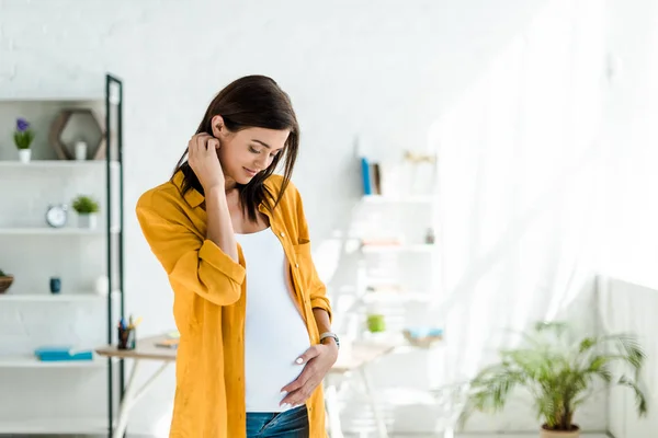 Attraente Freelance Incinta Camicia Gialla Toccando Pancia Ufficio Casa — Foto Stock