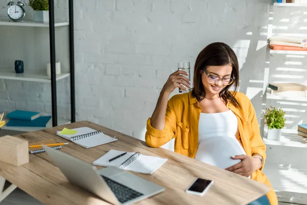 Όμορφη Έγκυος Freelancer Κρατώντας Ποτήρι Νερό Στο Γραφείο Γραφείο Στο — Φωτογραφία Αρχείου