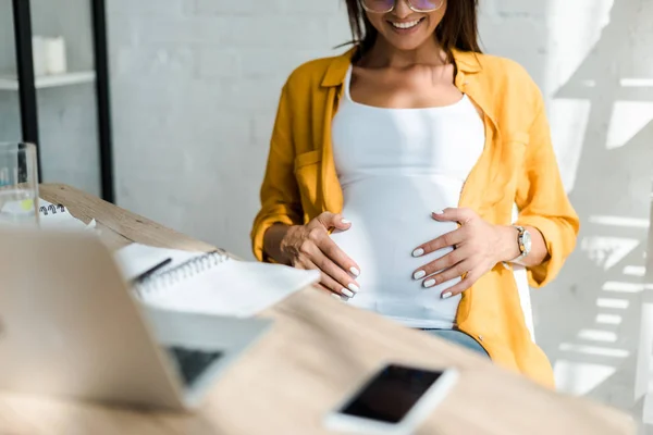 Recortado Vista Sonriente Embarazada Freelancer Sentado Casa Oficina — Foto de Stock