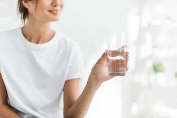 Vista Recortada Niña Sonriente Sosteniendo Vaso Agua Por Mañana — Foto de Stock