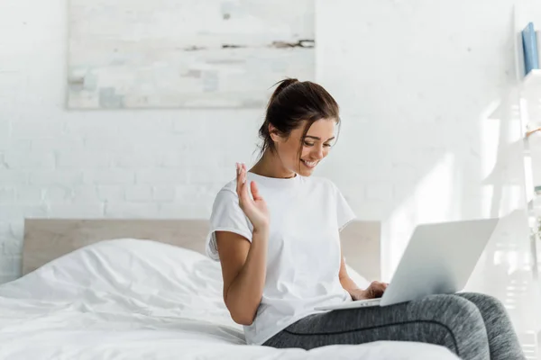 Mooie Vrolijke Vrouw Met Behulp Van Laptop Bed Ochtend — Stockfoto