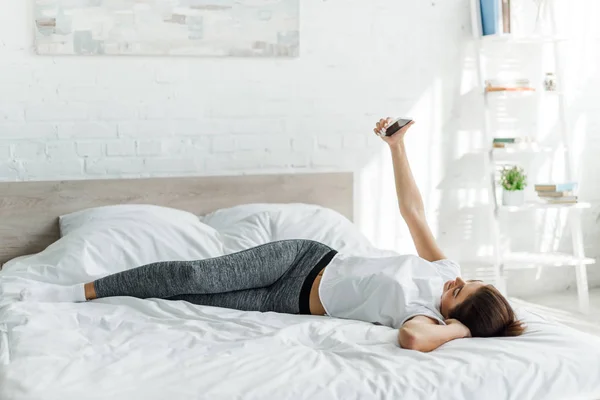 Aantrekkelijk Meisje Het Nemen Van Selfie Smartphone Terwijl Liggend Bed — Stockfoto