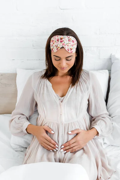 Ciąży Kobieta Masce Snu Dotykając Jej Brzuch Leżąc Łóżku — Zdjęcie stockowe