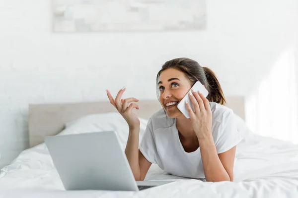 Ragazza Allegra Parlando Smartphone Utilizzando Computer Portatile Letto Mattino — Foto Stock