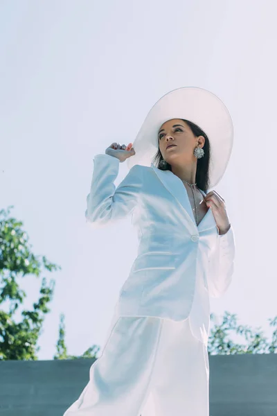 Vista Ángulo Bajo Mujer Atractiva Traje Blanco Sombrero Posando Fuera — Foto de Stock