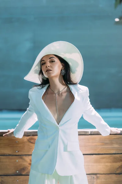 Atractiva Mujer Traje Blanco Sombrero Posando Mirando Cámara Exterior — Foto de Stock