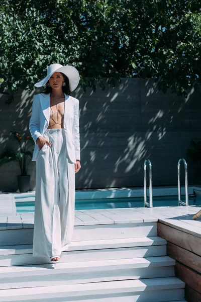 Atractiva Mujer Traje Blanco Sombrero Posando Mirando Cámara Exterior — Foto de Stock