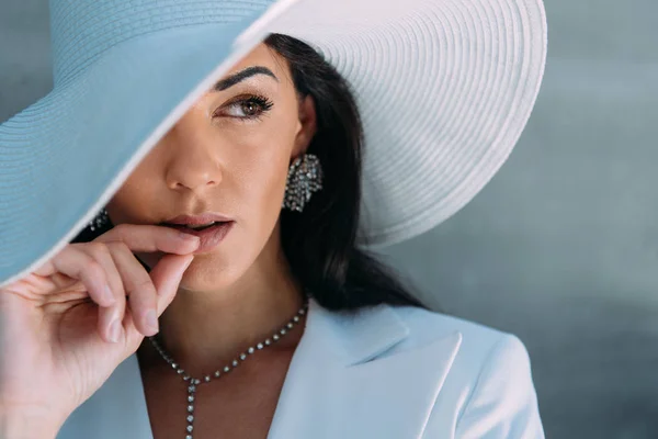 Mulher Atraente Terno Branco Chapéu Posando Olhando Para Fora — Fotografia de Stock