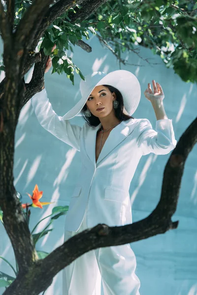 Atractiva Mujer Traje Blanco Sombrero Posando Mirando Hacia Afuera — Foto de Stock