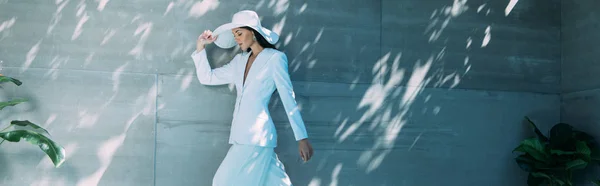 Plano Panorámico Mujer Atractiva Traje Blanco Sombrero Posando Fuera — Foto de Stock