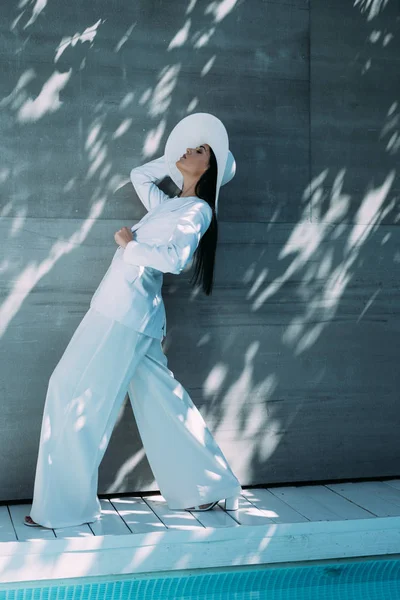 Jolie Femme Costume Blanc Chapeau Posant Avec Les Yeux Fermés — Photo