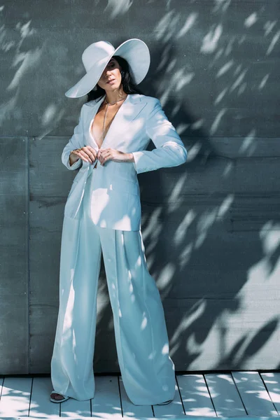 Atractiva Mujer Traje Blanco Sombrero Posando Mirando Hacia Afuera — Foto de Stock
