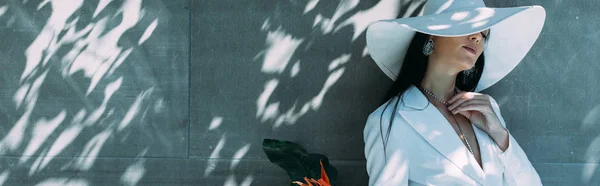 Colpo Panoramico Donna Attraente Abito Bianco Cappello Posa All Esterno — Foto Stock