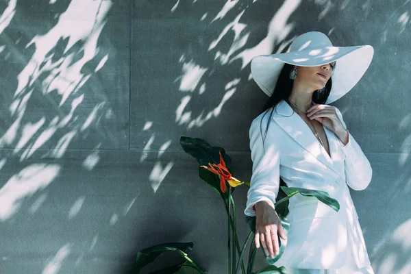 Atractiva Mujer Traje Blanco Sombrero Posando Con Los Ojos Cerrados — Foto de Stock