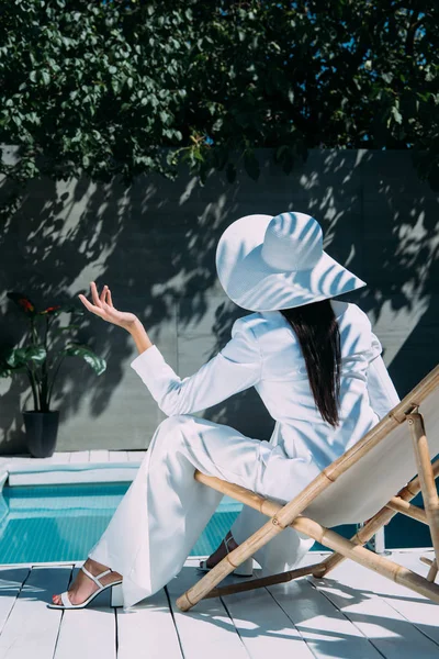 Back View Woman White Suit Hat Sitting Deck Chair — Stock Photo, Image