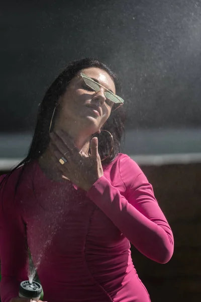 Atractiva Mujer Vestido Gafas Sol Posando Con Manguera Agua Exterior — Foto de Stock