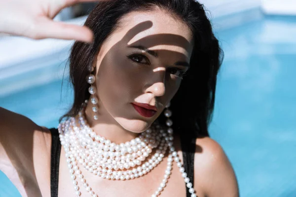 Atractiva Mujer Collar Perlas Posando Piscina Mirando Cámara — Foto de Stock