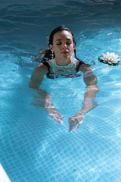 Attractive Woman Pearl Necklace Swimming Pool Closed Eyes — Stock Photo, Image