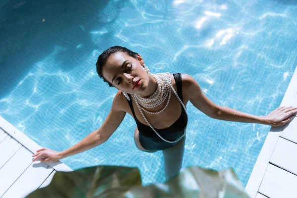 Enfoque Selectivo Mujer Atractiva Collar Perlas Nadando Piscina — Foto de Stock